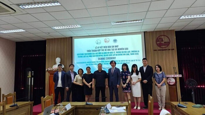 越南河內大學總校長率隊接待本學院代表，全體與會人員合影。