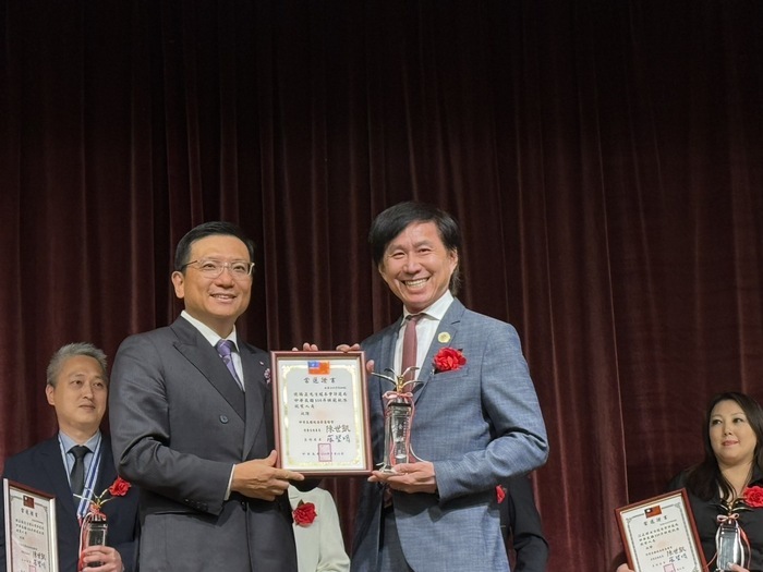 中心主任饒瑞正教授兼院長獲頒「114年模範航港從業人員金鷗獎」