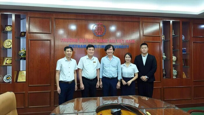 The Dean of the Faculty of Navigation, Vietnam Maritime University led a team to welcome the representatives from our college, and a group photo was taken with all attendees.