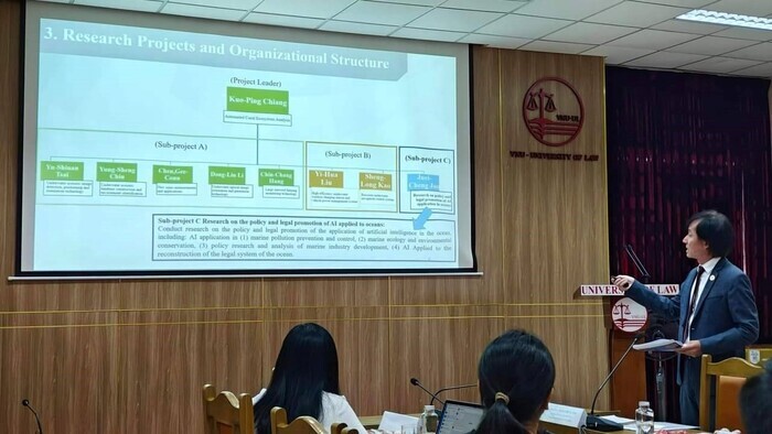 Professor Juei-Cheng Jao, Dean an Professor of our college, shared the research findings on the impact of artificial intelligence on ocean law in recent years.